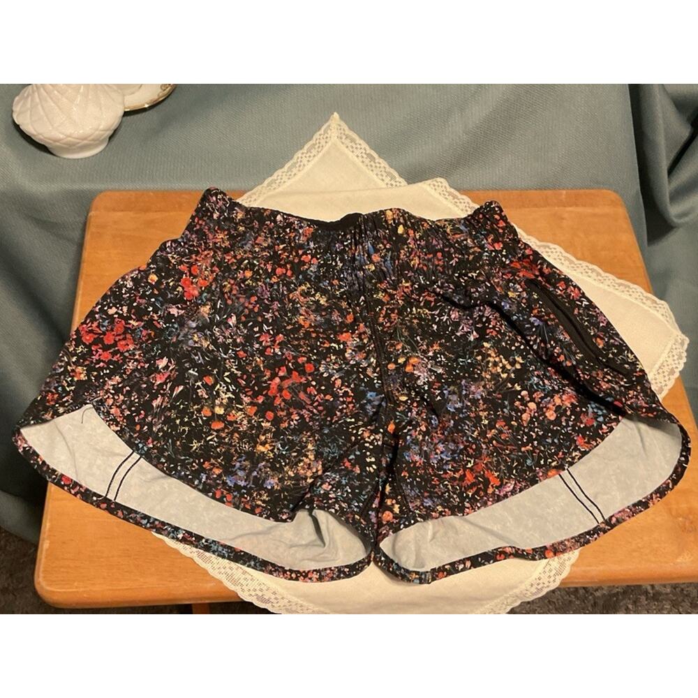 Lululemon Hotty Hot Short II 2.5" Flowerescent Multi / Black Size 4